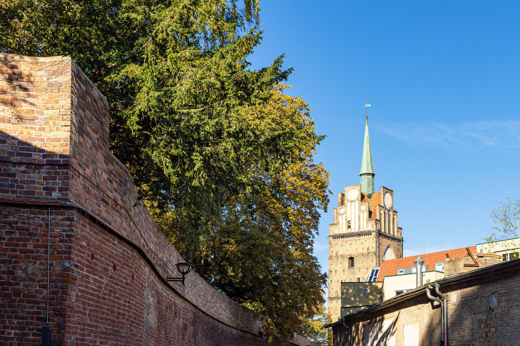 Blick auf die Stadtmauer und das Kröpeliner Tor in der Hansestadt Rostock im Herbst | Blick auf die Stadtmauer und das Kröpeliner Tor in der Hansestadt Rostock im Herbst.