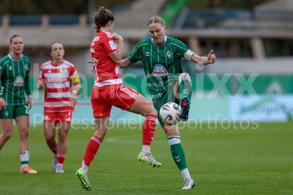 Fussball, Google Pixel Frauen-Bundesliga, SV Werder Bremen - 1. FC Union Berlin | v.li.: Celine Frank (1. FC Union Berlin, 6) und Lina Hausicke (SV Werder Bremen, 18) im Zweikampf, Duell, Dynamik, Aktion, Action, Spielszene, DIE DFB-RICHTLINIEN UNTERSAGEN JEGLICHE NUTZUNG VON FOTOS ALS SEQUENZBILDER UND/ODER VIDEOÄHNLICHE FOTOSTRECKEN. DFB REGULATIONS PROHIBIT ANY USE OF PHOTOGRAPHS AS IMAGE SEQUENCES AND/OR QUASI-VIDEO.