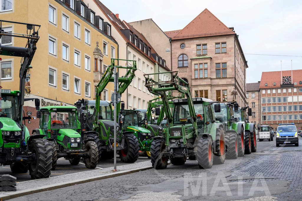 _DWI0362 | Bauerndemo gegen Agrarpolitik der Bundesregierung  auf dem Straße Obstmarkt und Hauptmarkt . Nürnberg, 08.01.2024 - Realisiert mit Pictrs.com