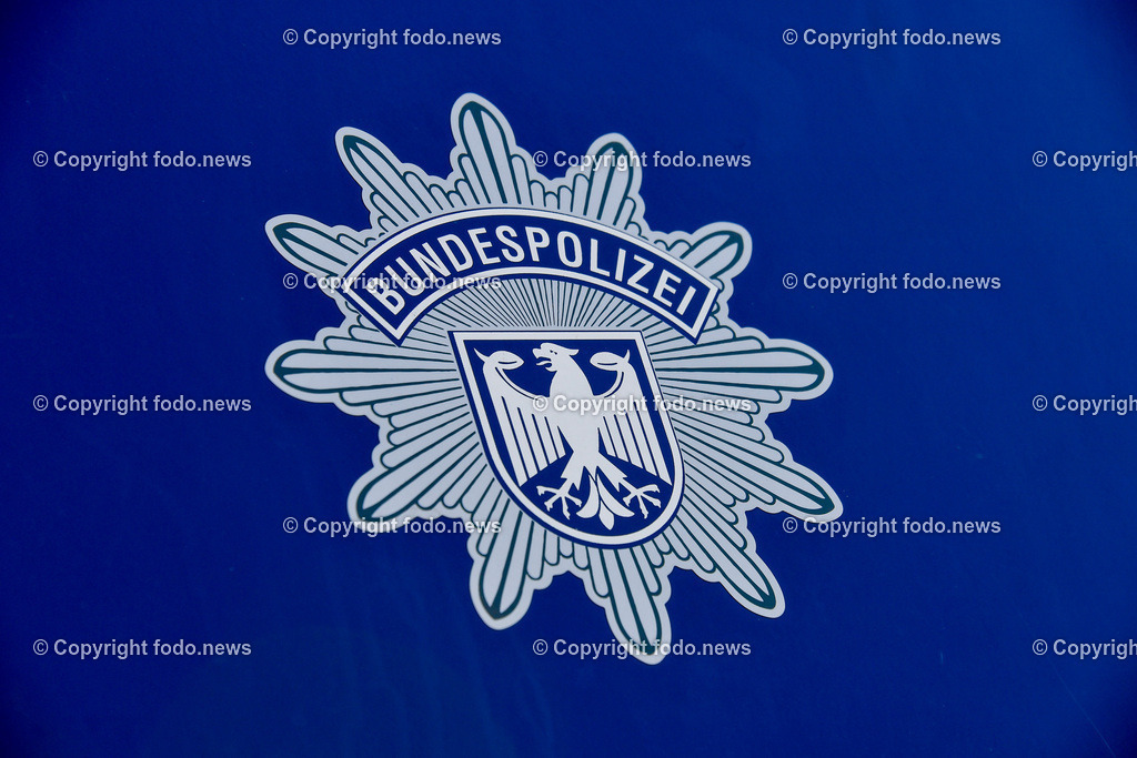 Deutschland_ Baden-Wuerttemberg_ Stuttgart_ 08.04.2025-25 | 08.04.2025, Deutschland, GER, Baden-Wuerttemberg, Stuttgart, im Bild Themenbild, Polizei, Schrift, Schriftzug, Bundespolizei, Wappen, Einsatzkraefte, Einsatzfahrzeug, Beamte, Feature, Symbolbild