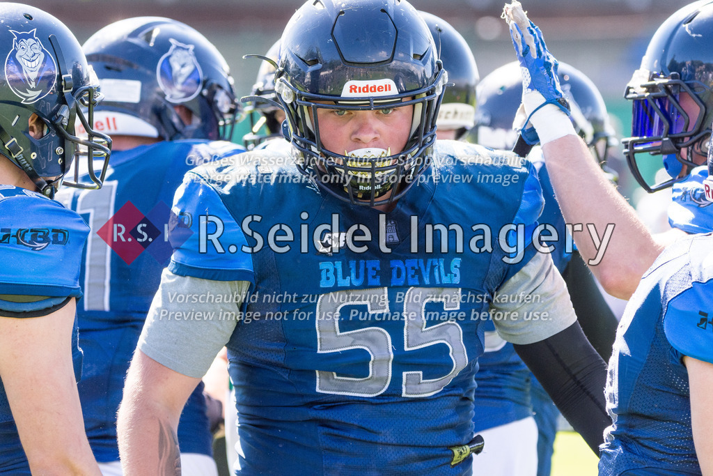 American Football, Saison 2022, Regionalliga Nord, Hamburg Blue Devils - Oldenburg Knights, Dr.-Hermann-Schnell-Sportplatz (Hamburg), 06.08.2022, 07. Gameweek | Alexander Prütz (#55, Blue Devils, LB)