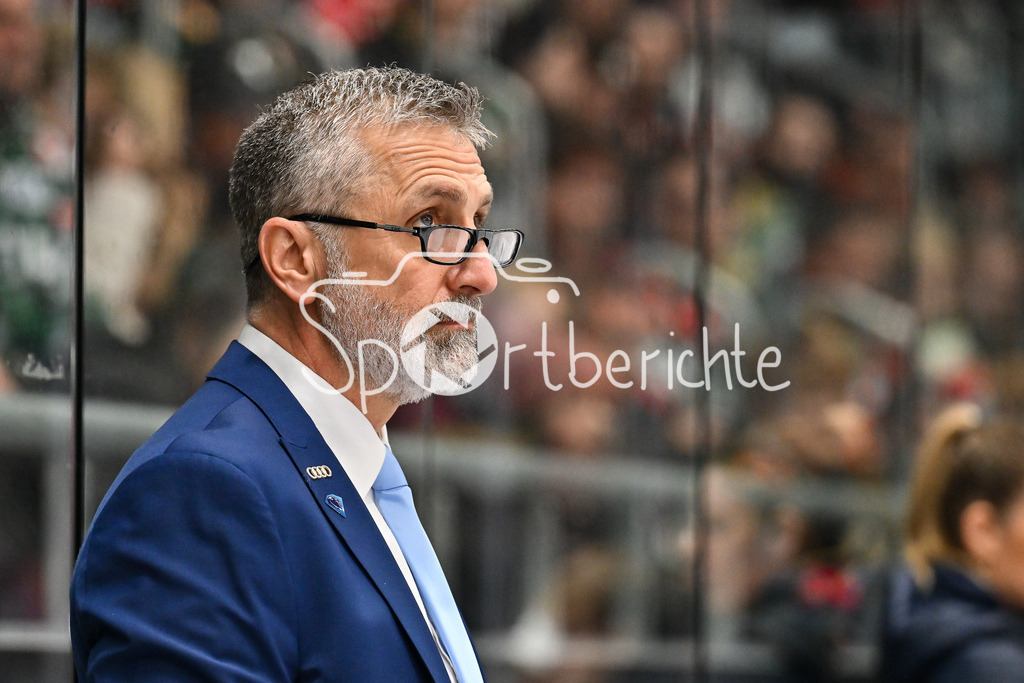 Augsburger Panther - ERC Ingolstadt | AUGSBURG, GERMANY - 12. DECEMBER: im Bild Mark FRENCH headcoach ERC Ingolstadt / Einzelfoto / Freisteller während dem Match zwischen den Augsburger Panthern und dem ERC Ingolstadt am 27. Spieltag der Penny DEL im Curt Frenzel Stadion