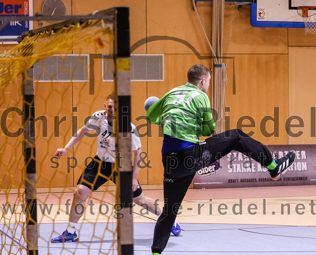 2025-02-15_011_SpVgg_Altenerding_gegen_SVW_Burghausen | Erding, Deutschland, 15.02.2025:Handball, Bezirksoberliga Männer 2024 / 2025, 16. Spieltag, SpVgg Altenerding gegen SVW Burghausen, Endergebnis: 32:31Christian Schreyer (SVW Burghausen, #47), Torwart Ferdinand Mayer (SpVgg Altenerding, #97)Foto: Christian Riedel / fotografie-riedel.net