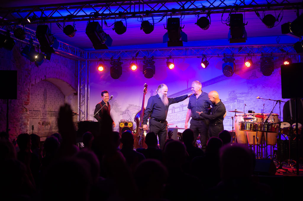 Tango meets Cuba | Tango meets Cuba mit den Klazz Brothers & Cuba Percussion im Forte Belvedere Leisnig zum Festival Hallo Leisnig 2022. - Realisiert mit Pictrs.com