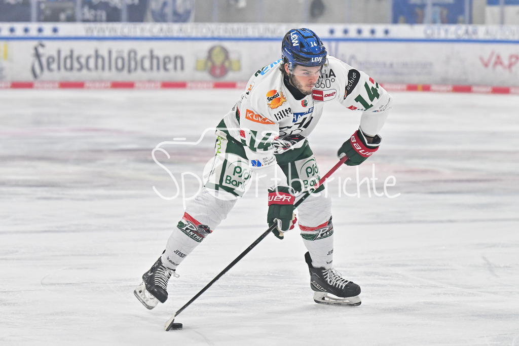 Dresdener Eislöwen - Augsburger Panther | Schussversuch von D. J. BUSDEKER (Augsburger Panther 14) / Einzelfoto / Freisteller / DEL: Dresdener Eislöwen - Augsburger Panther; Joynext-Arena am 05.10.2025