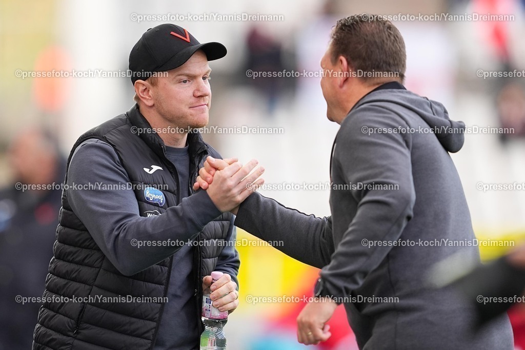 xYDRy18102501025 | 18.10.2025, xydrx, Fußball, 3.Liga, Rot-Weiss Essen - FC Viktoria Köln, Saison 2025 2026, Stadion an der Hafenstraße:  Marian Wilhelm (Cheftrainer FC Viktoria Köln) und Uwe Koschinat (Cheftrainer Rot-Weiss Essen) beim Handschlag  DFB regulations prohibit any use of photographs as image sequences and or quasi-video.