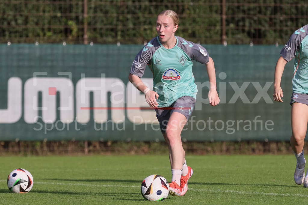 Fussball, Google Pixel Frauen-Bundesliga, Training SV Werder Bremen | v.li.: Caroline Siems (SV Werder Bremen, 21) am Ball, Einzelbild, Ganzkörper, Aktion, Action, Spielszene