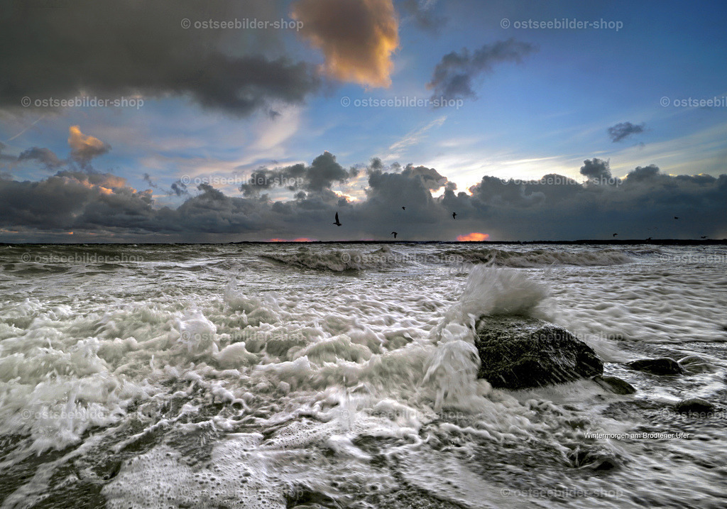 Eisiger Wintermorgen am Brodtener Ufer | Eiskalter Wind pfeift über die Ostsee und schickt unaufhörlich eiskalte Wellen an das Brodtener Ufer. Es ist Winter und niemand will wirklich am Ufer stehen, um diese Naturgewalten im Gesicht zu spüren.