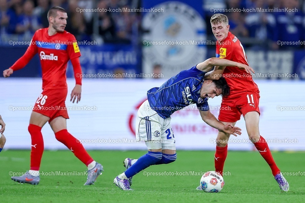 S0413092501113 | 13.09.2025, Fußball, FC Schalke 04 - Holstein Kiel, 5.Spieltag, 2. Fußball Bundesliga, Veltins-Arena Gelsenkirchen, Saison 2025 2026: Soufiane El-Faouzi (Schalke04 #23) im Zweikampf gegen  Alexander Bernhardsson (Holstein Kiel #11) DFB regulations prohibit any use of photographs as image sequences and or quasi-video.