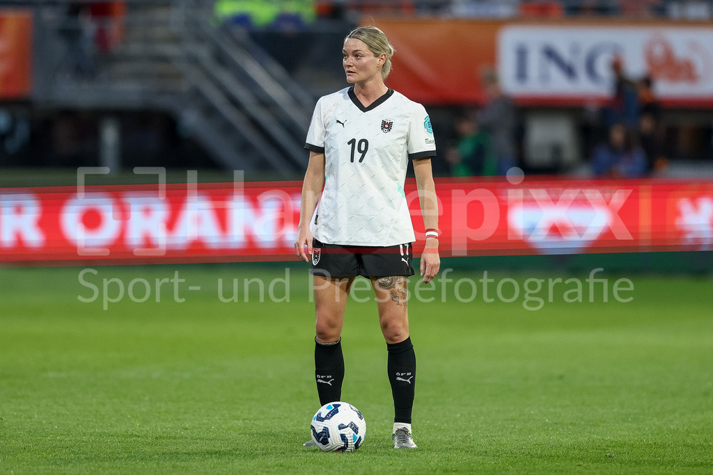 Fussball, UEFA Women s Nations League, Deutschland - Österreich | v.li.: Verena Hanshaw (Österreich, 19) am Ball, Freisteller, Einzelbild, Ganzkörper, Aktion, Action, Spielszene