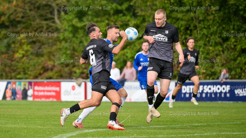 SpVg Eidertal Molfsee vs Eckernförder SV | Tom Wüllner (Molfsee #10) vs Jost-Bennet Andreas (ESV #6) &amp; Malte Clausen (ESV #22) / Fußball-Landesliga Schleswig Männer 2025/2026 / SpVg Eidertal Molfsee vs Eckernförder SV / Platz A / Molfsee / 27.09.25 - Realisiert mit Pictrs.com
