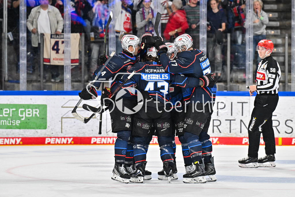 Nürnberg Ice Tigers - Augsburger Panther | Jubel der Ice Tigers nach dem Treffer zum 3-1 durch Cole MAIER (Nürnberg Ice Tigers 14) / Tor / Torschuetze / Freude / Happy / DEL: Nürnberg Ice Tigers - Augsburger Panther; PSD Bank Nürnberg ARENA am 12.09.2025