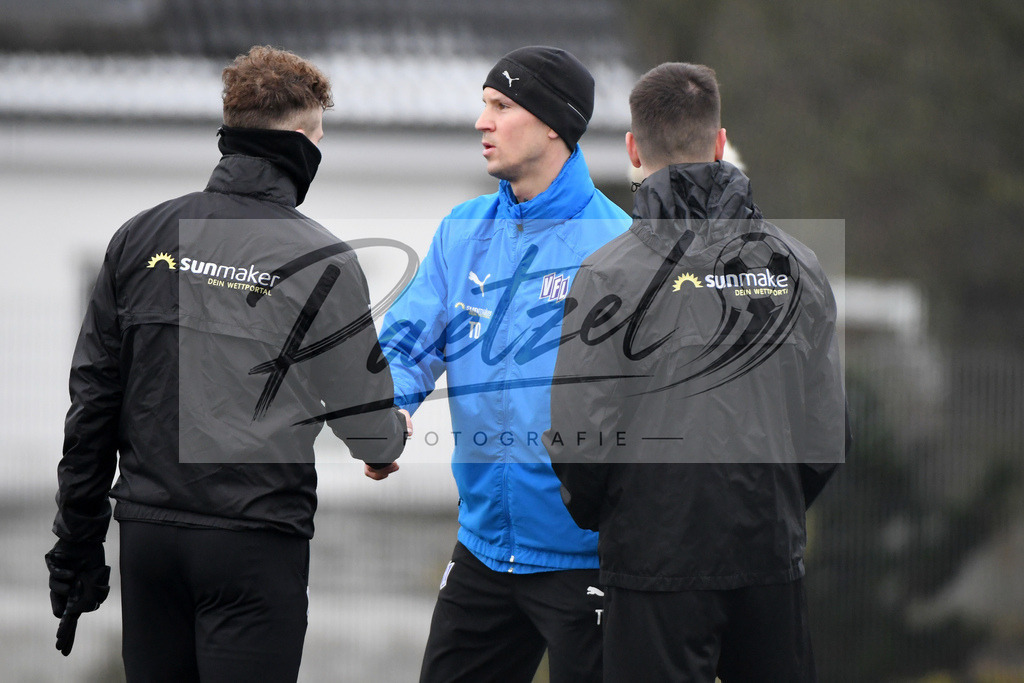 20200226_TRAOSN_0022 | Fussball, Herren: Moritz Heyer (VfL Osnabrueck) und Co-Trainer Tim Danneberg (VfL Osnabrueck) geben sich die Hand waehrend der Trainingseinheit des VfL Osnabrueck im Sportpark Illoshoehe am 26.02.2020 in Osnabrueck, Deutschland. - Realisiert mit Pictrs.com