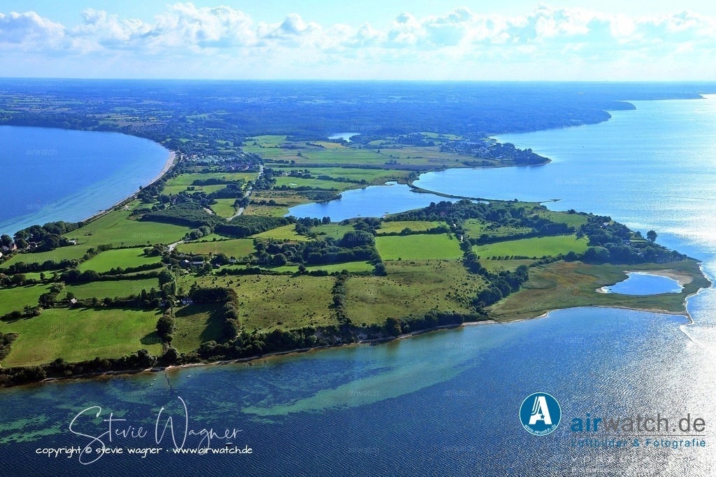 Luftbild Halbinsel Holnis bei Glücksburg - Das Holnis-Kliff ist ein markanter Naturdenkmal auf der Halbinsel Holnis | Das Holnis-Kliff ist ein markanter Naturdenkmal auf der Halbinsel Holnis bei Glücksburg an der Ostsee und Teil des Naturschutzgebiets Halbinsel Holnis, das rund 360 Hektar umfasst. Es wurde am 14. Februar 1978 als Naturdenkmal ausgewiesen und liegt im Übergangsbereich von Außen- und Innenförde der Flensburger Förde.