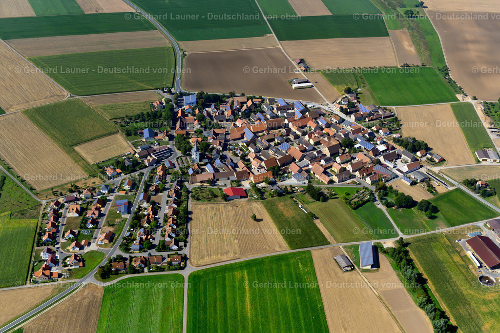 3650490 | WOLKSHAUSEN 13.09.2016 Landwirtschaftliche Nutzflächen und Feldgrenzen  umsäumen das Siedlungsgebiet des Dorfes in Wolkshausen im Bundesland Bayern, Deutschland // Agricultural land and field boundaries surround the settlement area of the village  in Wolkshausen in the state Bavaria, Germany Foto: Gerhard Launer