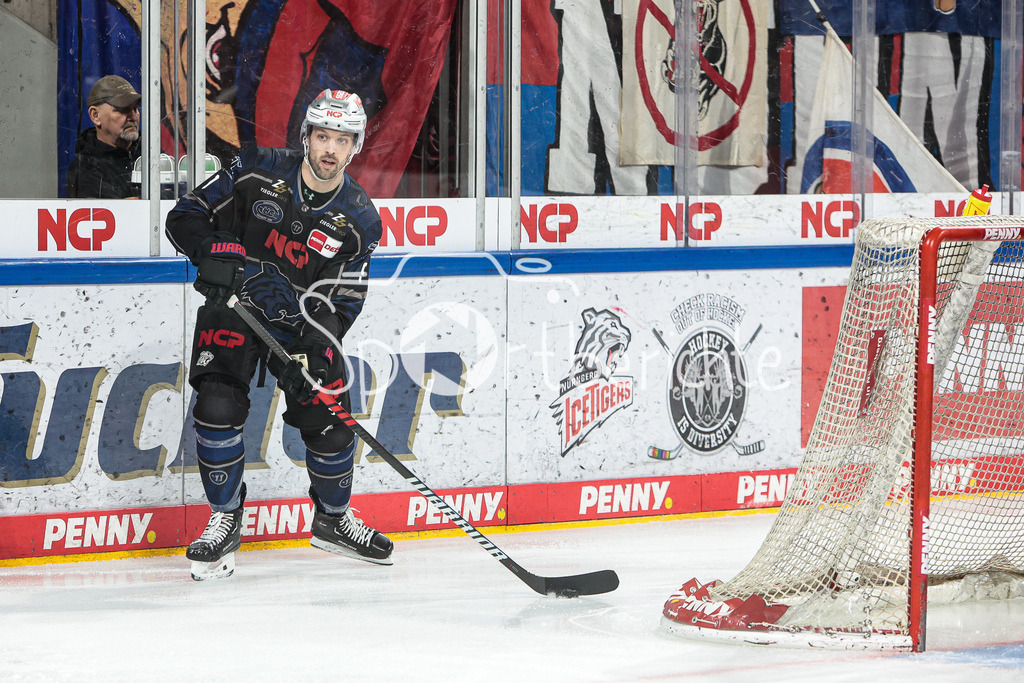 Nuernberg ICE Tigers - Augsburger Panther | Rick SCHOFIELD (NIT #9) am Puck