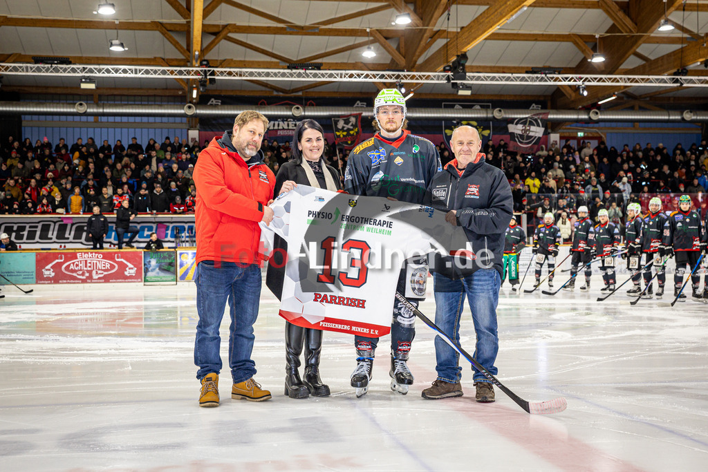Peißenberg MINERS gegen EHC Waldkraiburg LÖWEN | Eishockey Bayernliga 2025/26 Pre-Playoff Spiel 2, Peißenberg MINERS gegen EHC Waldkraiburg LÖWEN, 20260201,Weiland PARRISH (MINERS 13) verlängert um 1 Jahr,2026-02-01 in Peißenberg (flatbuy Arena Peißenberg), Tobias ENDE, Lisa STEIDL, Weiland PARRISH (MINERS 13), Edgar WOLFCopyright: WolfgangxLindner www.foto-lindner.de