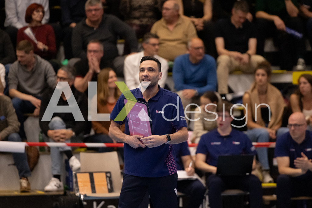 Volleyball I Frauen I Saison 2025-2026 I Volleyball NLA | Women I 1/2 Finals I  VC Kanti Schaffhausen - Sm'Aesch Pfeffingen I 18.03.2026 | Sotirios Gkotsis (GR) (Sm'Aesch Pfeffingen) – Cheftrainer - Realisiert mit Pictrs.com