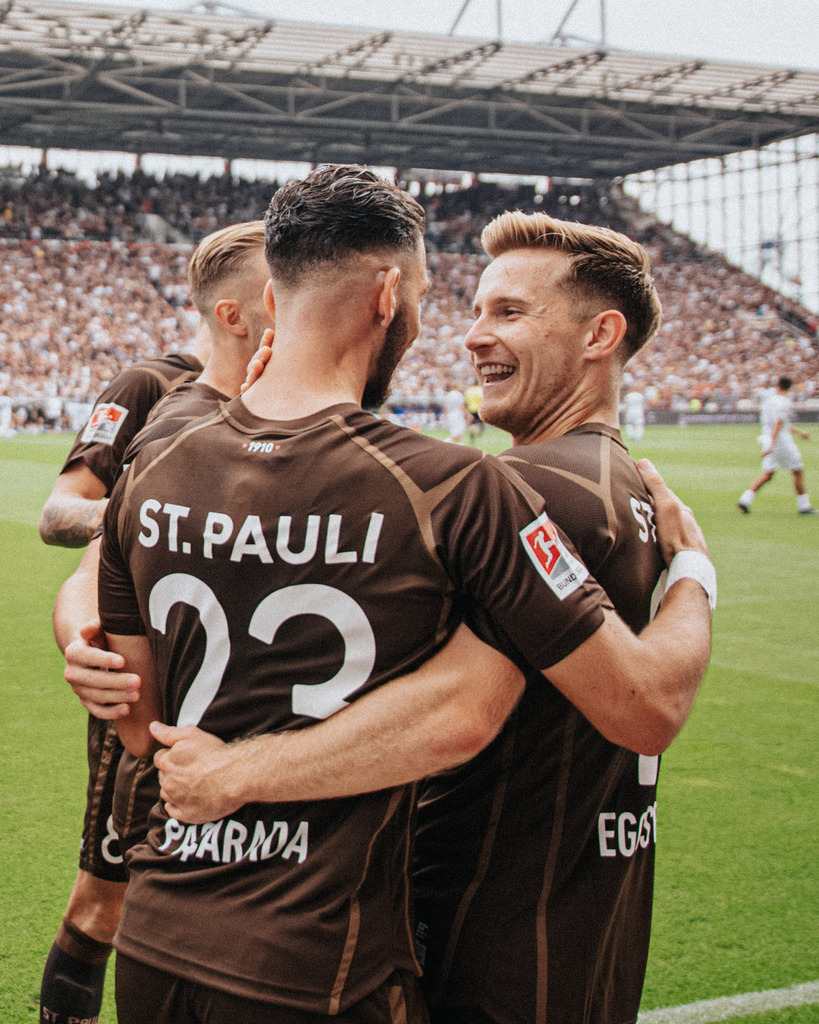 _FCP5458 | Der offizielle Shop für FC St. Pauli Fotos. Wähle aus Spielszenen & Fanmomenten dein FCSP Wunschformat. Wir liefern Millerntor-Atmosphäre.