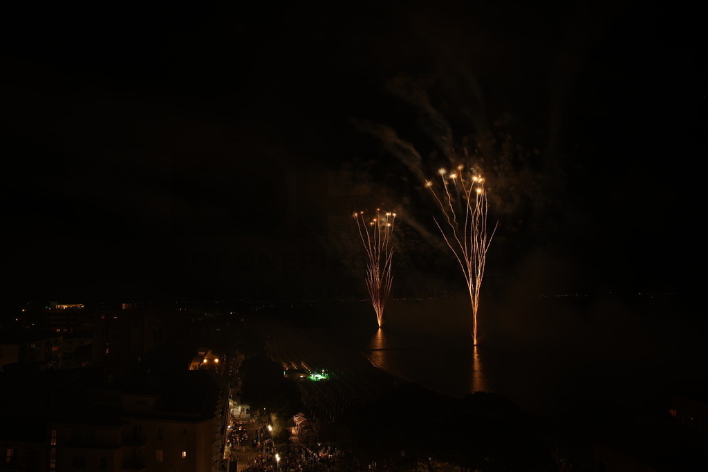 Ferragosto Fireworks in Grado, Italy | GRADO, ITALY, 15.AUG.26 - FIREWORKS - Ferragosto fireworks over the Adriatic Sea in Grado, Italy. Colorful fireworks light up the night sky above the beach, coastline and waterfront during the traditional summer celebration. - Realisiert mit Pictrs.com