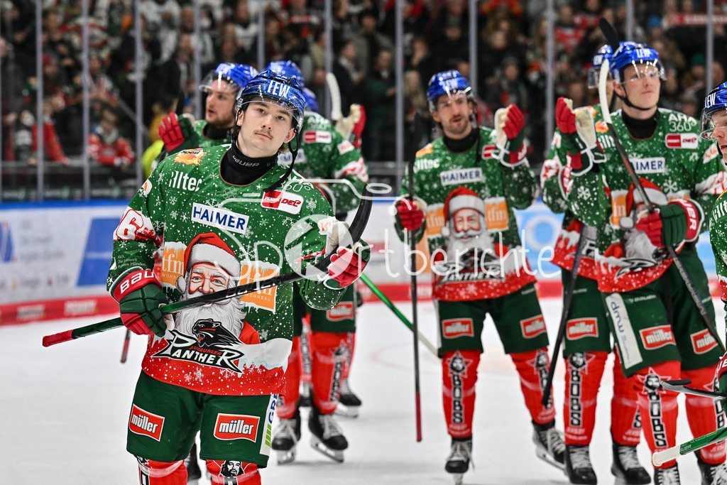 Augsburger Panther - Nürnberg Ice Tigers | Das Team der Augsburger Panther feiert zusammen mit den Fans den Heimsieg gegen Nuernberg / DEL: Augsburger Panther - Nuernberg Ice Tigers, Curt Frenzel Stadion am 06.12.2024