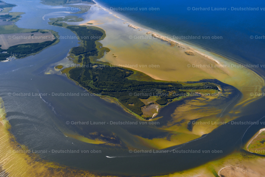 3638056 | Nationalpark Vorpommersche Boddenlandschaft, KLAUSDORF 25.08.2016 Sandbank- Landfläche durch Strömungen unter der Meeres- Wasseroberfläche der Ostsee an der Straße Boddenweg in Klausdorf im Bundesland Mecklenburg-Vorpommern, Deutschland. // Sandbank- land area by flow under the sea water surface of Baltic Sea on street Boddenweg in Klausdorf in the state Mecklenburg - Western Pomerania, Germany. Foto: Gerhard Launer