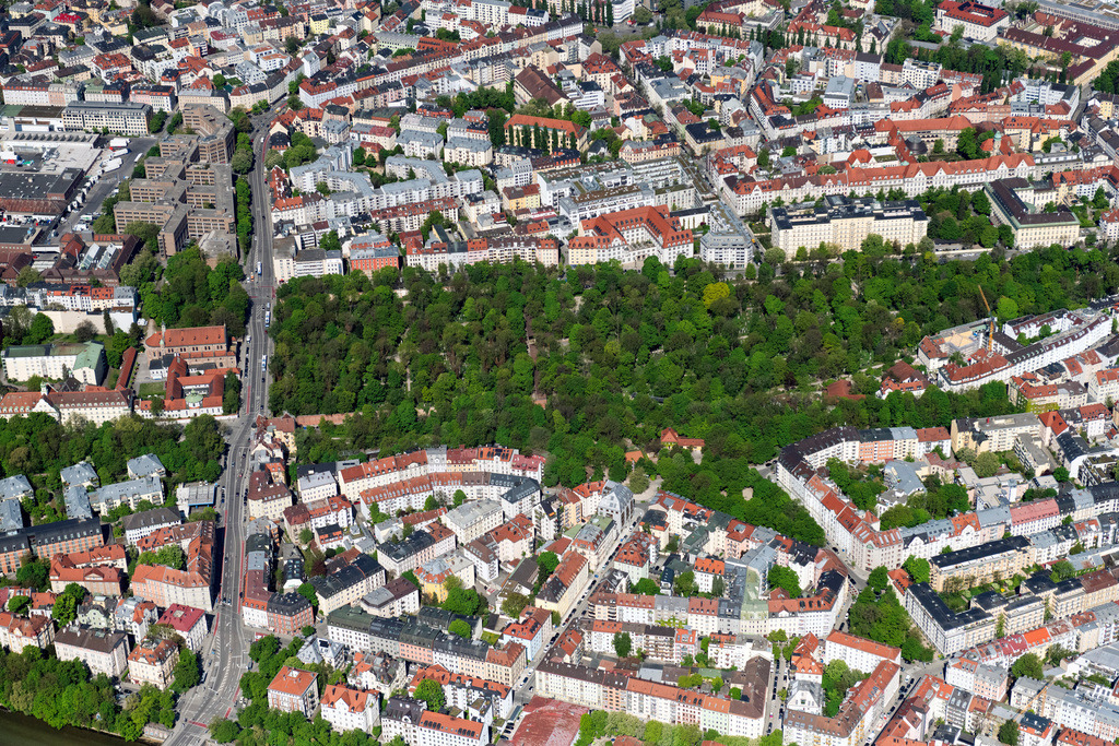 dr__0062941.jpg | MüNCHEN 29.04.2025 Grabreihen auf dem Gelände des Friedhofes " Alter Südfriedhof " an der Pestalozzistraße im Ortsteil Glockenbachviertel in München im Bundesland Bayern, Deutschland. // Grave rows on the grounds of the cemetery " Alter Suedfriedhof " on street Pestalozzistrasse in the district Glockenbachviertel in Munich in the state Bavaria, Germany. Foto: Daniel Reiter