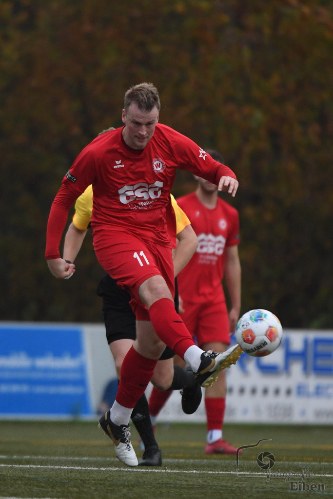 FC Rastede-VfL Wildeshausen | Herren Bezirksliga 2; FC Rastede (blau)-VfL Wildeshausen (rot) am 09.11.2025 in Rastede (Sportanlage Köttersweg), Photo: Philip Eiben 2025 - Realisiert mit Pictrs.com