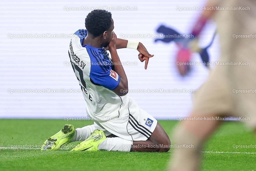 BVB21032601030 | 21.03.2026, Fußball, Borussia Dortmund - Hamburger SV, 1. Fußball Bundesliga, 27. Spieltag, Signal Iduna Park, Saison 2025 2026: Torjubel nach dem Tor zum 1:0 durch Torschütze Philip Otele&nbsp; (HSV #27)  zusammen mit   DFB regulations prohibit any use of photographs as image sequences and or quasi-video.