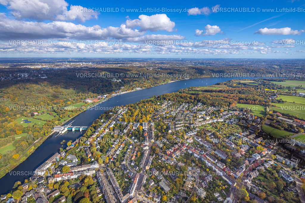 Essen251002694Sued | Luftbild, Wohngebiet Ortsansicht Ortsteil Werden am Baldeneysee mit Stauwehr RWE Wasserkraftwerk Baldeney, Golfplatz Golfriege ETUF e.V. und Tennisplätze, herbstlicher Kruppwald an der Freiherr-vom-Stein-Straße, blauer Himmel mit Wolken, Werden, Essen, Ruhrgebiet, Nordrhein-Westfalen, Deutschland