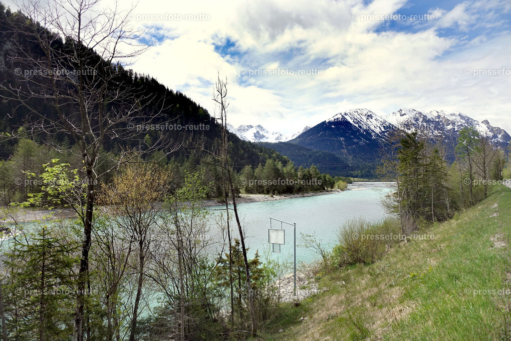 welltvi-Lechfluss-bei-Hoefen-09052019-09052019-DSD01098 | Info aus dem Bezirk Reutte/Ausserfern Tirol sowie eine umfangreiche Bilddatenbank über die gesamte Region: Lechtal, Talkessel Reutte, Tannheimertal, Zwischentoren. Lech, Plansee, Zugspitze, Grenztunnel, B179, Fernpassstraße, Verkehr, Lawinen, Tradition, - Realisiert mit Pictrs.com