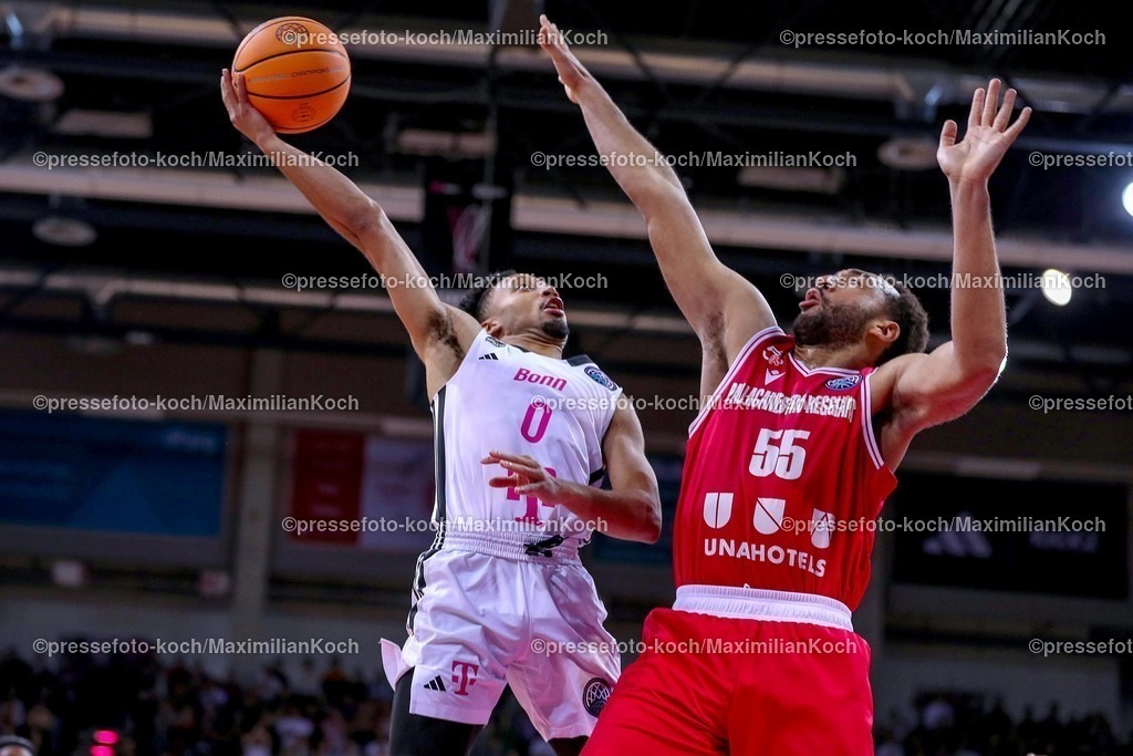 BCL08012501051 | 08.01.2025, Basketball Champions League, 1. Spiel Play-In, Telekom Baskets Bonn - Pallacanestro Reggiana, Telekom Dome: Darius McGhee (Telekom Baskets Bonn #0) gegen Kwan Cheatham (Pallacanestro Reggiana #55)