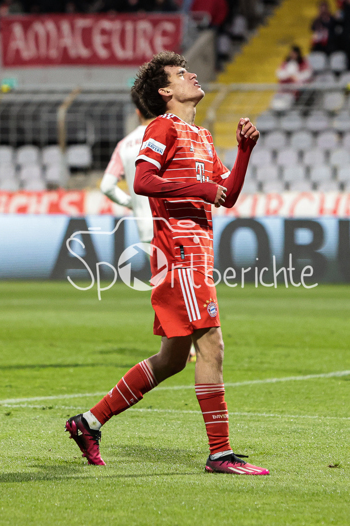 FC Bayern Amateure - FC Augsburg II | Younes AITAMER (FCB #17) aergert sich ueber die vergebene Chance / Freisteller / Einzelfoto