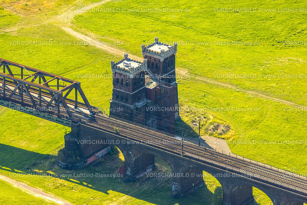 Duisburg230706247 | Luftbild, Brückenturm Rheinhausen an der Hochfelder Eisenbahnbrücke am Fluss Rhein, Friemersheim, Duisburg, Ruhrgebiet, Nordrhein-Westfalen, Deutschland