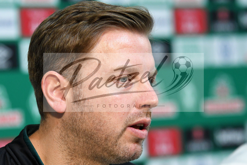 20200303_PKWBRE_0016 | Fussball, Herren: Trainer Florian Kohfeldt (SV Werder Bremen) schaut waehrend der Pressekonferenz des SV Werder Bremen im Presseraum des wohninvest Weserstadion am 03.03.2020 in Bremen, Deutschland. - Realisiert mit Pictrs.com