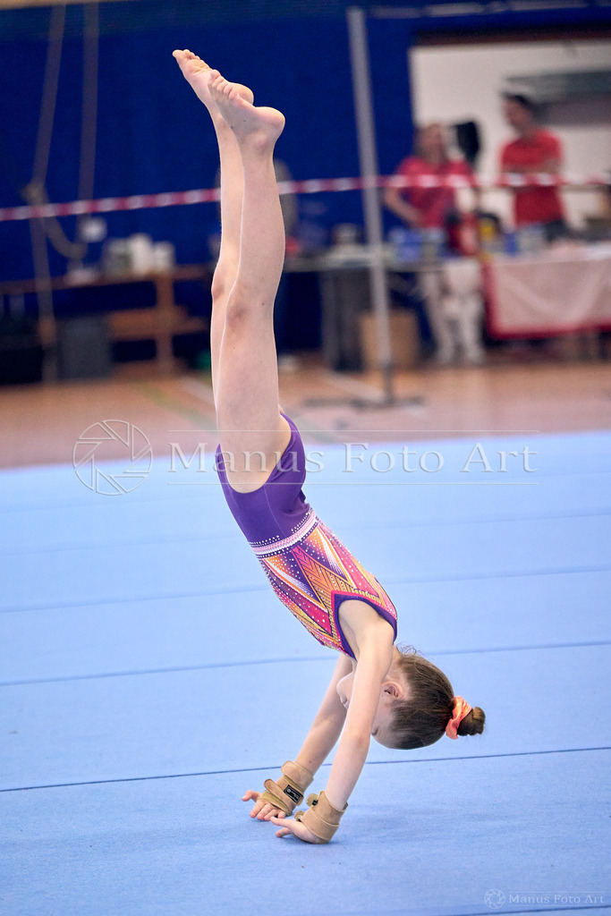 2024-10-06-3-C-DSC01898 | Professionelle Sportfotografie in Hamburg, Schleswig-Holstein und Niedersachsen – spezialisiert auf Rhönrad, Geräteturnen, Leistungsturnen und rhythmische Sportgymnastik. Bundesweite Begleitung von Rhönrad-Events. Jetzt Sport-Fotos - Realisiert mit Pictrs.com