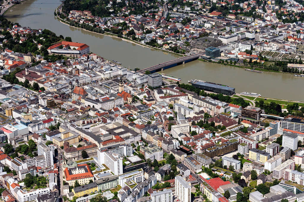 dr__0092189.jpg | LINZ 14.06.2022 Stadtzentrum im Innenstadtbereich am Ufer des Flußverlaufes der Donau in Linz in Oberösterreich, Österreich. 