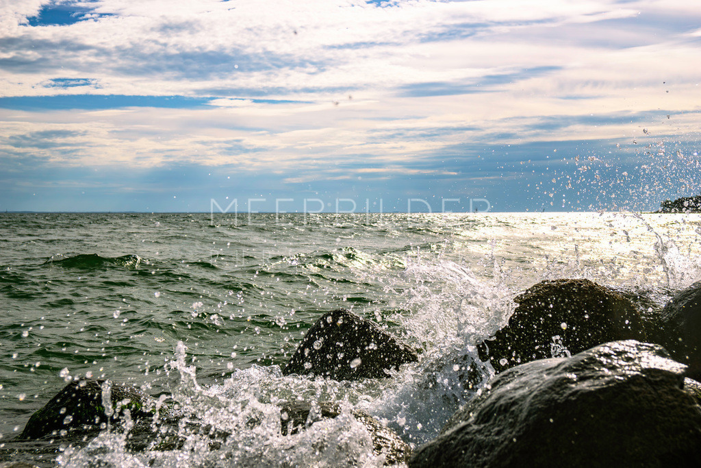 Gischt und Wellen II - Ostsee Bild | Dieses Ostseebild zeigt die Gischt einer Welle, die an der Mole bricht. Die bewusst gewählte leichte Unschärfe im unteren Bereich verleiht dem Motiv eine besondere Tiefe. Dieses Ostseebild eignet sich perfekt für alle unsere Druckformate und wird garantiert zum Blickfang in jedem Raum. Gönnen Sie sich mit diesem Bild ein Stückchen Ostseeidylle für Ihr Zuhause!
