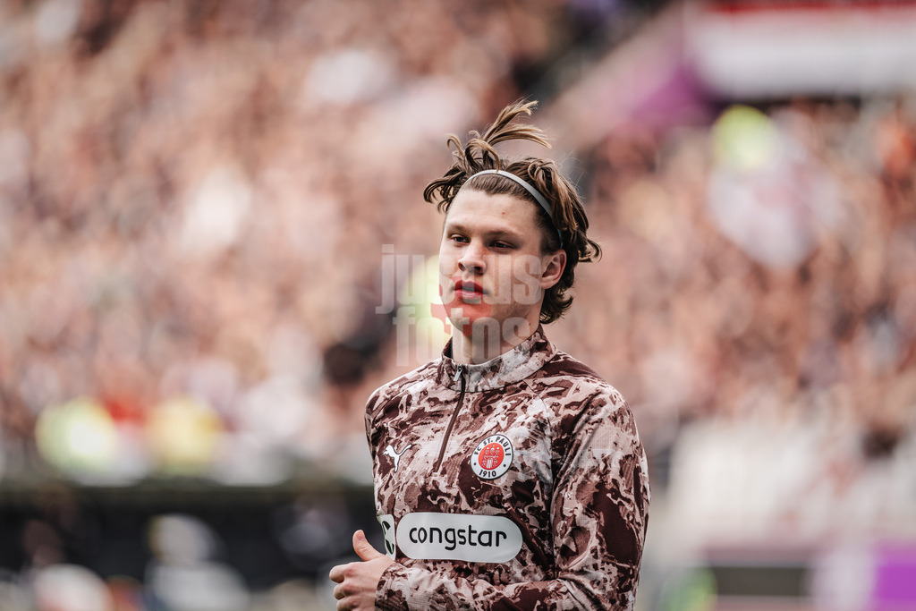Fußball | Männer | Saison 2025/2026  | Fußball-Bundesliga | 25. Spieltag | FC St. Pauli vs. Eintracht Frankfurt | 08.03.2026 | Jannik Robatsch (#34, FC St. Pauli) beim Aufwärmen