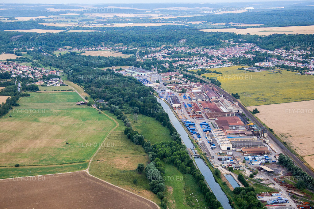 Vue aérienne: Site de la fonderie Saint Gobain PAM sur le Canal de la Marne au Rhin à Foug dans le département Meurthe et Moselle, France – .Photo: IMG_083503.jpg prise le 13/07/2015 par Werner Riehm/FLY-FOTO.eu – Résolution de l'original: 5289 x 3526 px