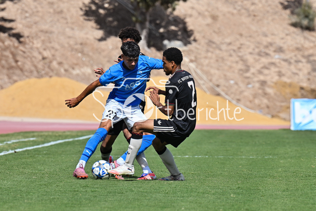 Papohs FC U19 - FC Bayern München U19 | v. l. David FERRER TERRONES (Paphos FC U19 27) Cassiano KIALA (FCB #4) und Chivano WIJKS (FCB #2) / Zweikampf / UEFA Youth League: Paphos FC U19 - FC Bayern München U19; Stelios Kyriakides Stadium am 30.09.2025