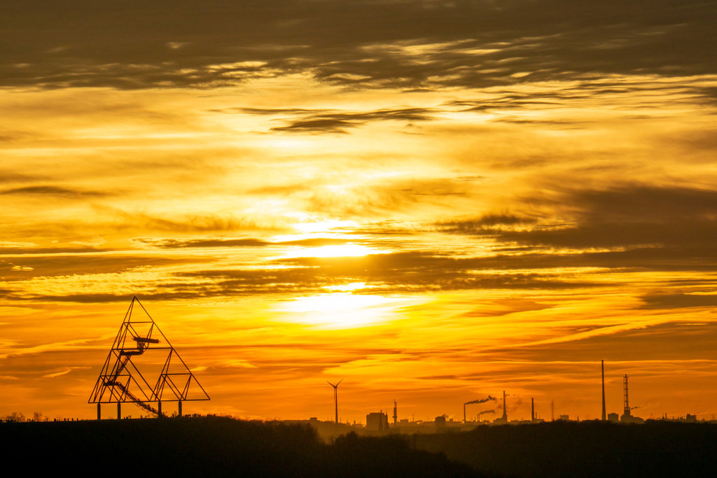 JT-220101 | Roter Abendhimmel, Sonnenuntergang, Blick von der Mottbruch Halde in Gladbeck, nach Westen, zur Halde an der Beckstrasse, in Bottrop mit dem Tetraeder,  NRW, Deutschland,  - Realisiert mit Pictrs.com
