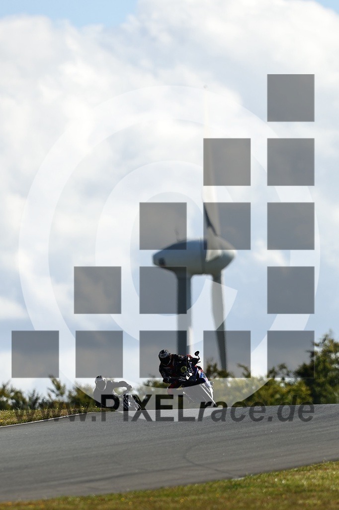 0809-20250915_01247 | Schöne Erinnerungen an spannende Momente - das festzuhalten ist unser Job. PIXELrace.de ist seit 2003 auf den Rennstrecken Europas unterwegs um die Action draußen beim Fahren und die wunderbare Stimmung imm Fahrerlager für euch einzufangen.