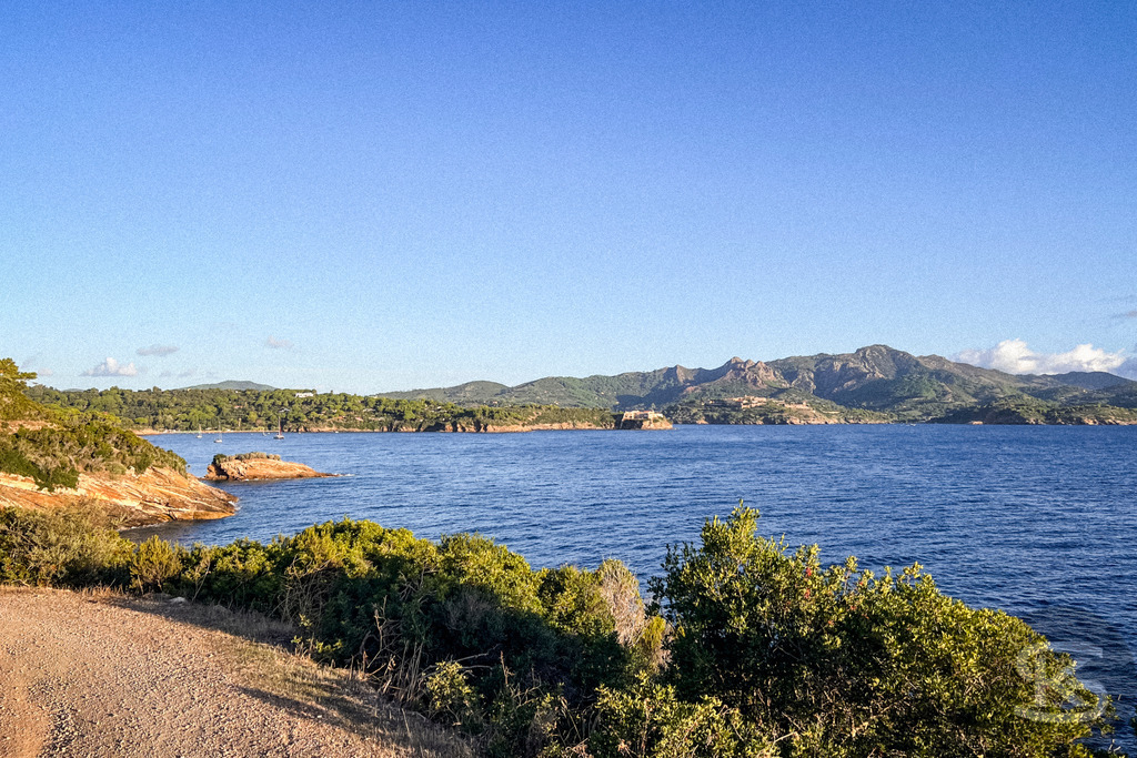Küstenlandschaft bei Spiaggia di Punta Nera auf der Insel Elba | Mediterrane Küstenlandschaft nahe der Spiaggia di Punta Nera auf Elba mit Blick auf das tiefblaue Meer, felsige Buchten und die grüne Hügellandschaft der toskanischen Insel. - Realisiert mit Pictrs.com
