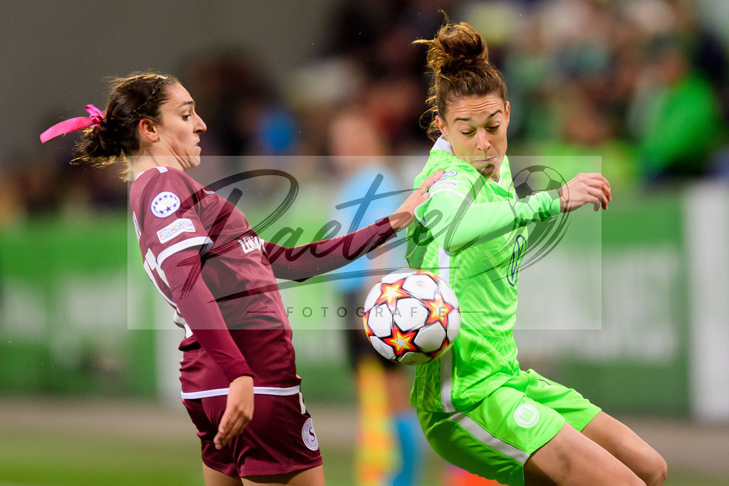 WOBSER20211013_006 | Fussball, Frauen: Tessa Tamplin (Servette FCCF) und Felicitas Rauch (VfL Wolfsburg) im Zweikampf beim Spiel der UEFA Women´s Champions League zwischen VfL Wolfsburg und Servette FC im AOK-Stadion am 13.10.2021 in Wolfsburg, Deutschland. - Realisiert mit Pictrs.com