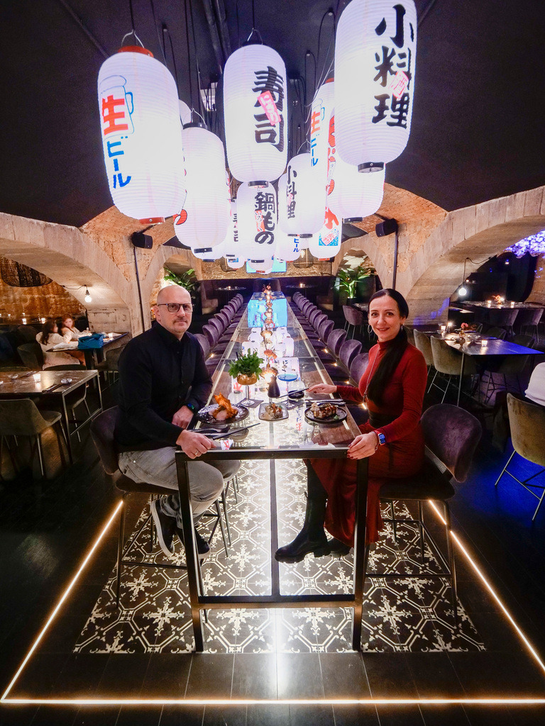 2022-12-17sig252bap | Ludwigsburg - Lokaltermin / Tafelspitze  Mamasaki  - hier gibts Sushi und Tapas Im Bild: Geschäftsführer Sascha Kohl (links) unbd Geschäftsführerin Gordana Lamesic (rechts) - Realisiert mit Pictrs.com
