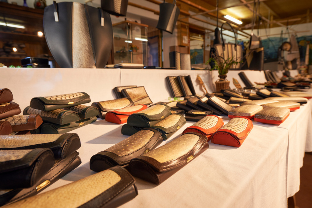 Yupitaze Fischtextil | Litschau, Austria - April 02, 2016: Yupitaze Fischtextil, diverse Artikel mit verarbeitetem Fischleder im Verkaufsraum. - Realisiert mit Pictrs.com