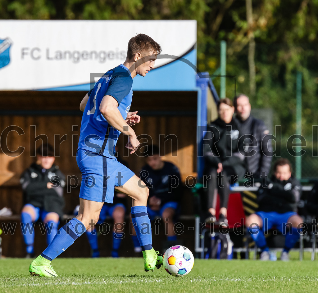 2023-11-04_080_FC_Langengeisling_gegen_VfL_Waldkraiburg | Erding, Deutschland, 04.11.2023:
Fußball, Bezirksliga Oberbayern Ost 2023 / 2024, 16. Spieltag, FC Langengeisling gegen VfL Waldkraiburg, Endergebnis: 2:0

Niko Simak (FC Langengeisling, #3)

Foto: Christian Riedel / fotografie-riedel.net