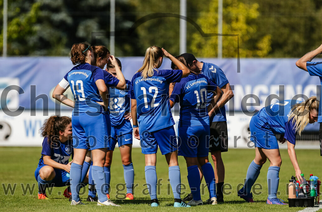 2023-09-09_046_FC_Langengeisling_gegen_TV_1864_Altoetting | Erding, Deutschland, 09.09.2023:
Fußball, Bezirksoberliga 2023 / 2024, 2. Spieltag, FC Langengeisling gegen TV 1864 Altötting, Endergebnis: 2:3

Monika Bichlmaier (FC Langengeisling, #4), Carina Sedlmeier (FC Langengeisling, #19), Maya Hauptmann (FC Langengeisling, #12), Julia John (FC Langengeisling, #10), Trainer Stefan Karamatic (FC Langengeisling), Marie Huber (FC Langengeisling, #2)

Foto: Christian Riedel / fotografie-riedel.net