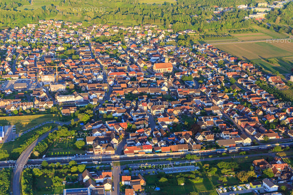 Ortsansicht jenseits der Bahnlinie aus Westen | Luftbild: Ortsansicht jenseits der Bahnlinie aus Westen in Ringsheim im Bundesland Baden-Württemberg in Deutschland. Foto: IMG_147972.jpg vom 30.05.2025 durch Werner Riehm/FLY-FOTO.de - Realisiert mit Pictrs.com
